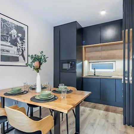 Rooftop Access - Luxy With Balcony Apartman