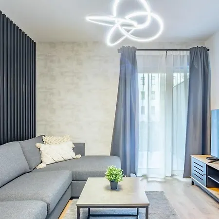 Rooftop Access - Luxy With Balcony